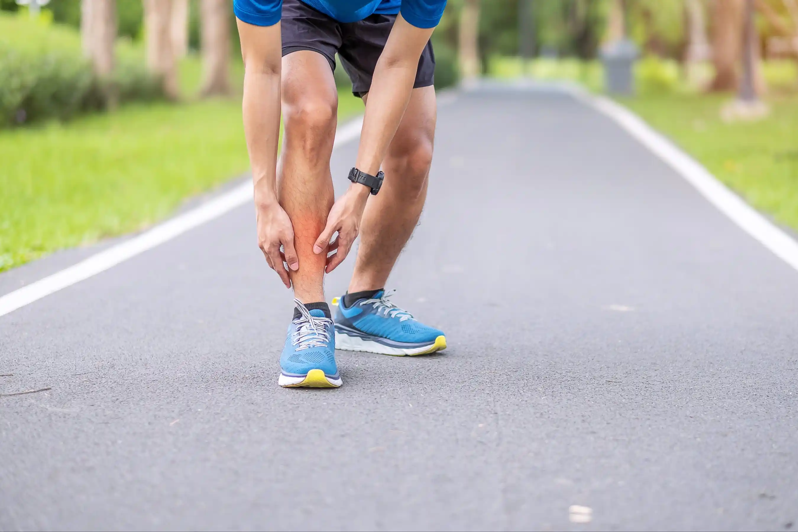 male with his muscle pain during running
